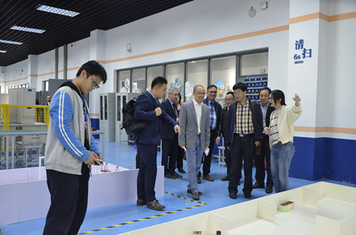 参观机电技术系实训基地