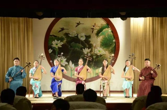 学生们在表演节目