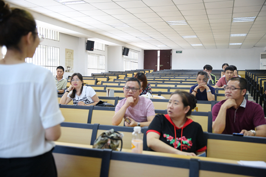 会上学校解答家长们所关心的问题