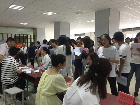 招聘会现场