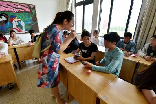 老师与学生交流