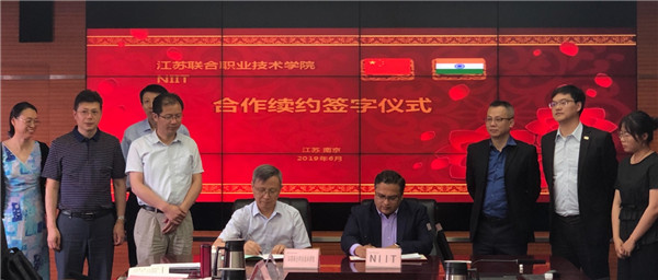 晏仲超院长和Kamal Dhupe总裁签署签字续约协议