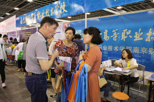 参加咨询的教师们始终以真诚热忱的态度，积极宣传学校的招生政策并耐心解答家长和学生们提出的各种问题