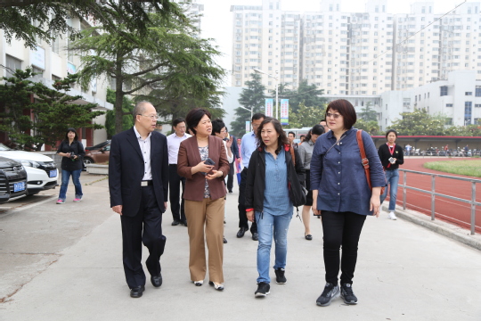 台湾旅游考察团宾主一行在参观校园