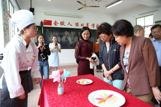 台湾旅游考察团认真观看同学们做的菜肴