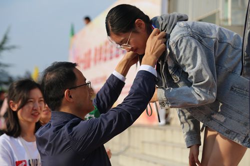 老师为获奖同学颁奖